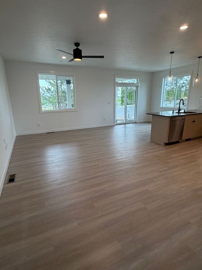 Photo - 6398 Melby Way NE