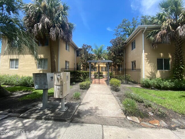 Building Photo - 2159 Riverside Ave Unit 7 Rental