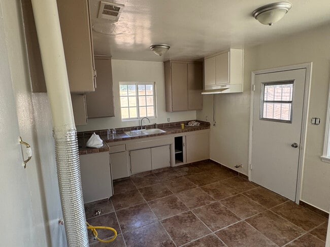 Photo - 735 Ramona Ave N