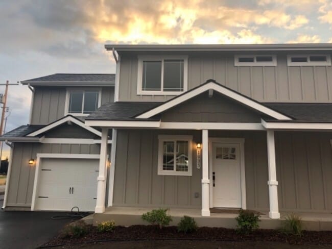 Building Photo - 1935 N Travis Ln