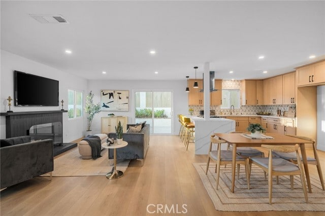 Photo - 6210 Halstead