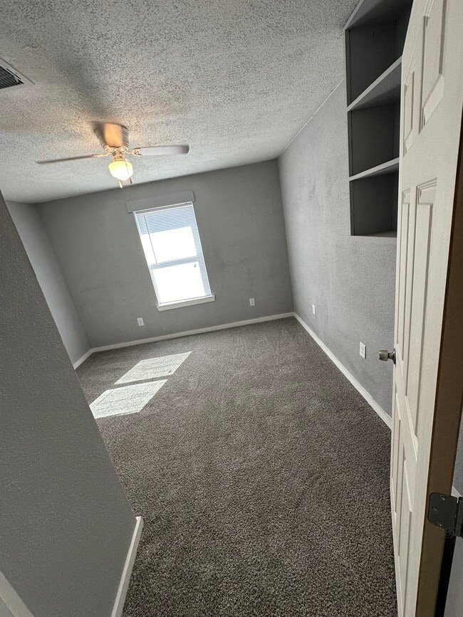 Building Photo - 500 College St