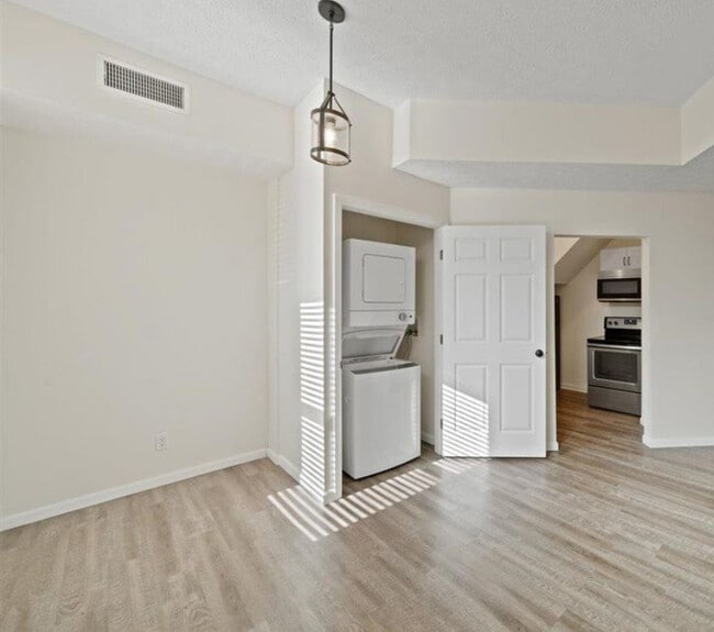Foyer - 1619 Mansfield St Unit #1
