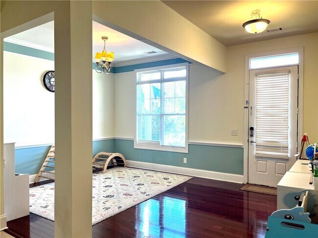Photo - 440 Highgate Dr