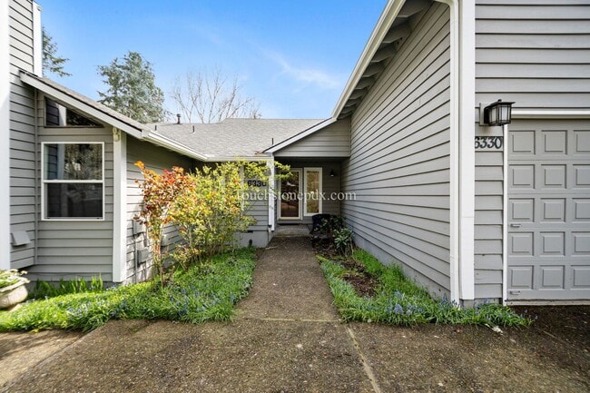 Photo - Sign Now SPECIAL & Move in by 06/15 to Receive 2 WEEKS FREE!!! Charming Beaverton Home w/Art Stud...