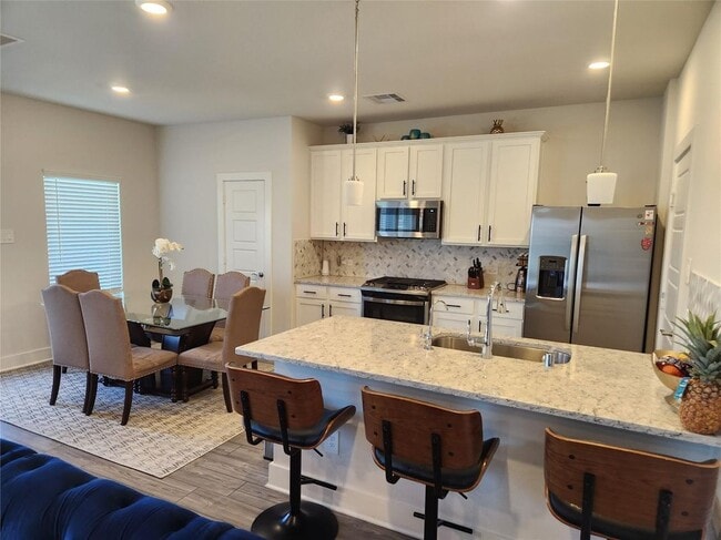 Photo - 10603 Whitejacket