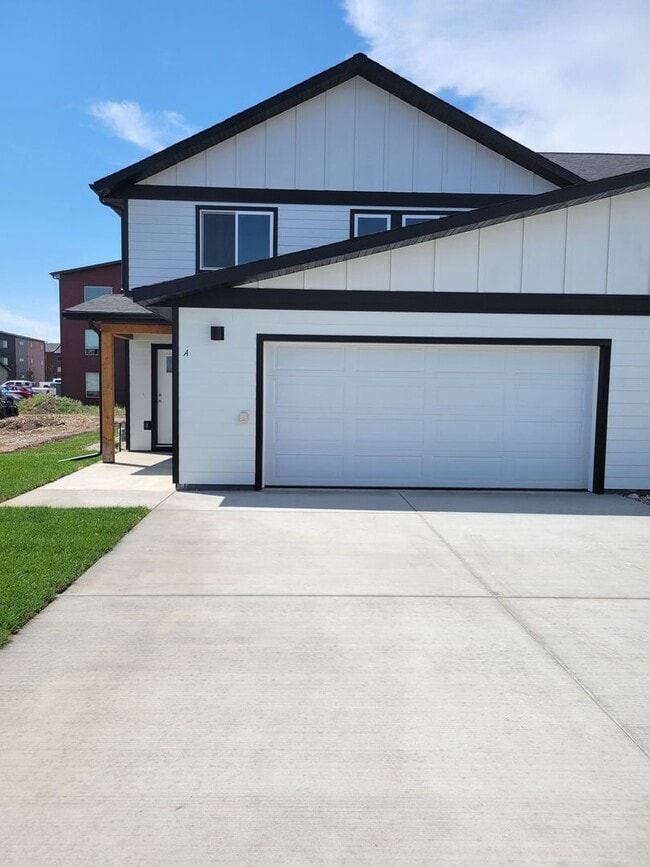 Building Photo - 3 Bed 2.5 Bath with attached garage in Bel... Unit A Rental