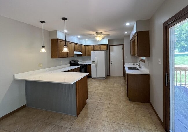 Photo - 852 Burr Oak Dr