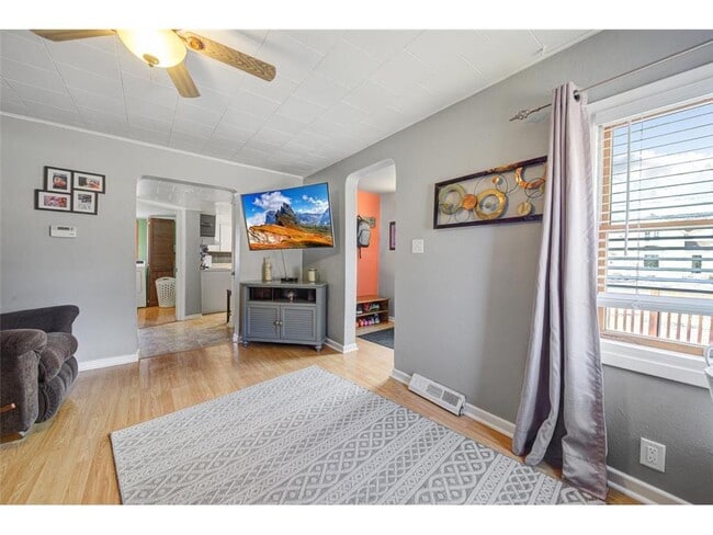 Photo - 523 2nd St NE