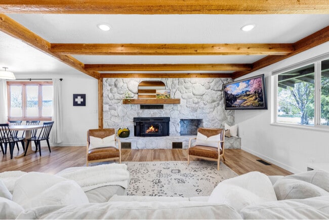 Building Photo - 609 N 2nd St