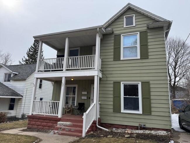 Building Photo - 531 Eastern Ave NE Unit B