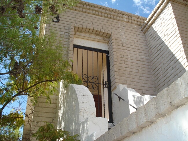 Building Photo - 6201 Escondido Dr Unit D3
