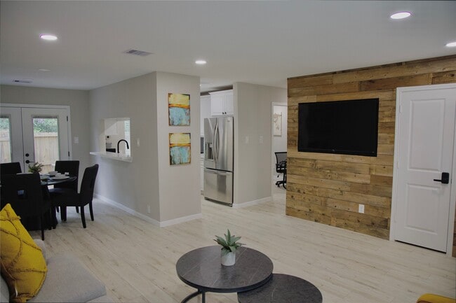 Building Photo - 14 Redberry Ct