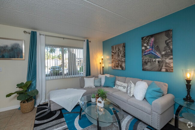 1BR, 1BA - 600SF - Living Room - Crescent Lane