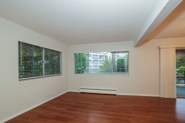 Photo - 2 Bedroom Condo in Highly Desirable Richmond Marina Bay! Unit 212