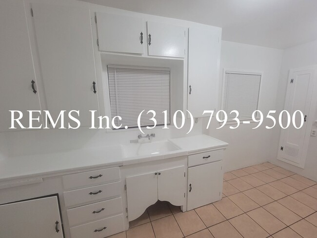 Photo - Front House with Garage Parking and Laundr... Unidad 8920