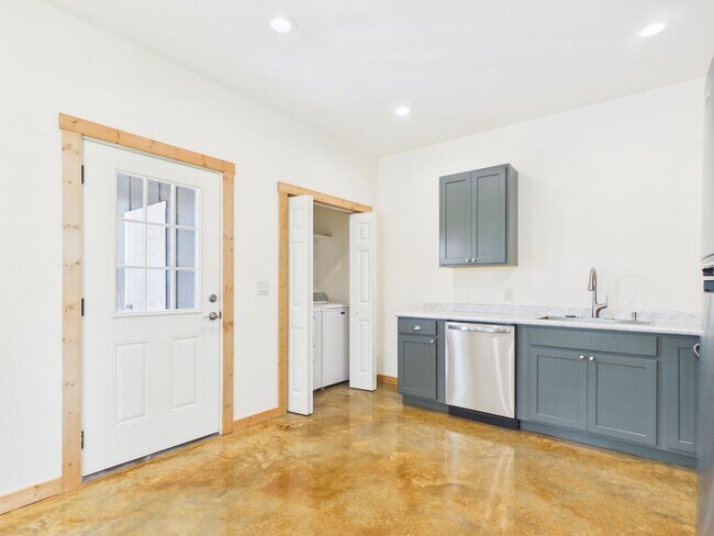 Photo - 1124 Thiele Ln