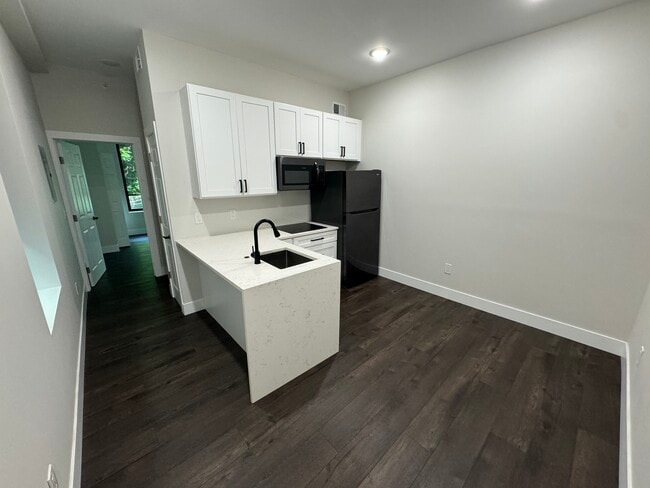 4606 Woodland Ave Unit 201