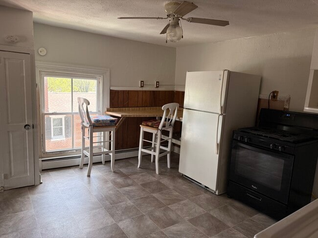 Kithen Picture #2 - 133 S Main St