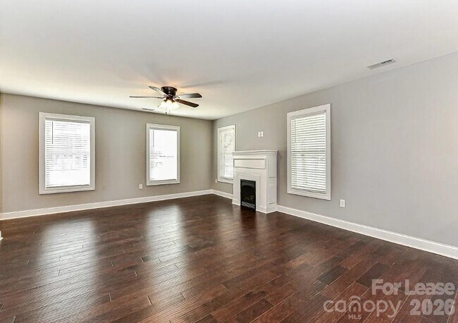 Photo - 704 N Main St