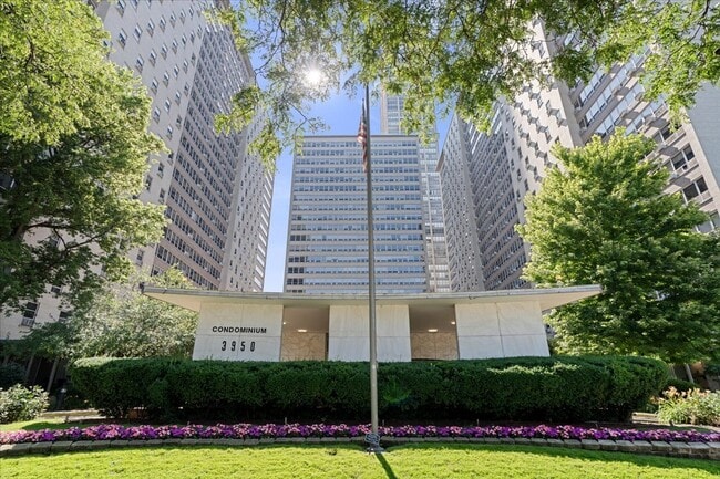 Building Photo - 3950 N Lake Shore Dr Unit 627E
