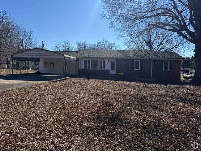 Building Photo - W. Statesville Area - 3BA / 2BA + Carport Rental