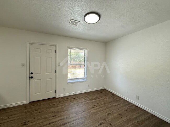 Photo - 4907 Stoneleigh Dr