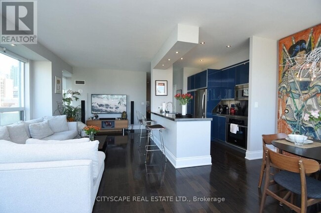 Photo - 102 Bloor St W Unit 903