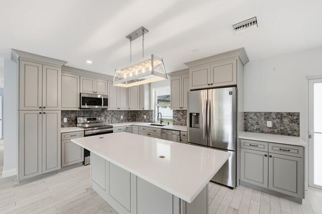 Building Photo - 2120 NE 62nd Ct