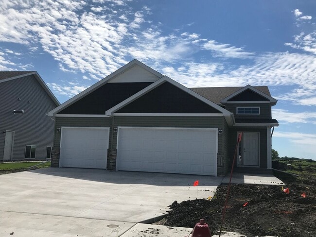 Building Photo - 4 Bed 2 Bath Single Family Home