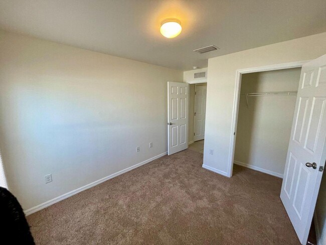 Photo - Spacious 4 bed 2 bath Well-Maintained Family Home for Rent