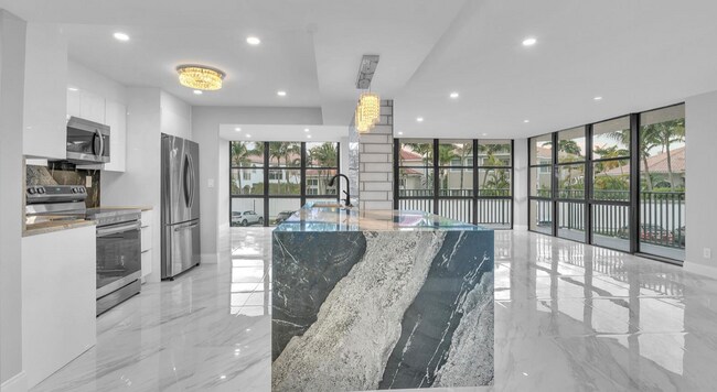Photo - 1000 Parkview Dr Unit 210