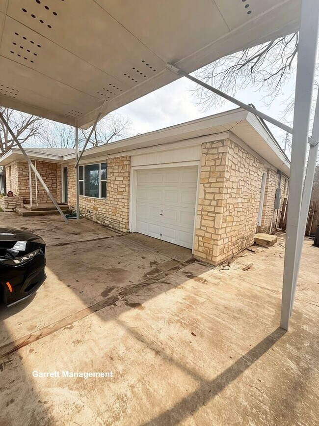 Photo - Spacious 5 Bedroom, 3 bath