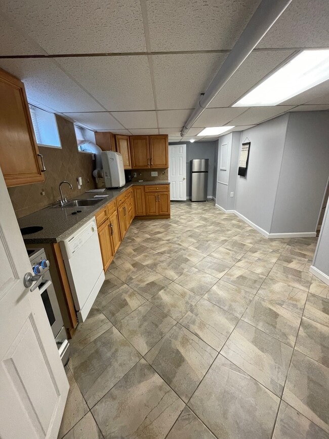 Building Photo - 96 Holland St Unit 1B