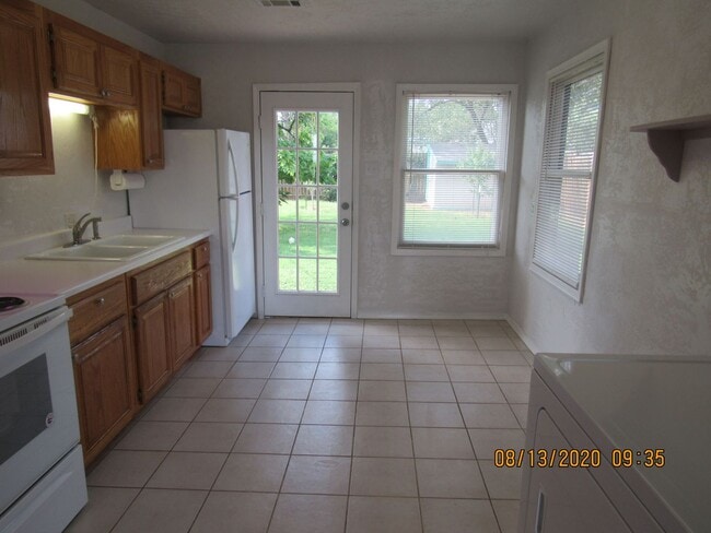Photo - Located walking distance to Cameron University and Comanche Hospital !!