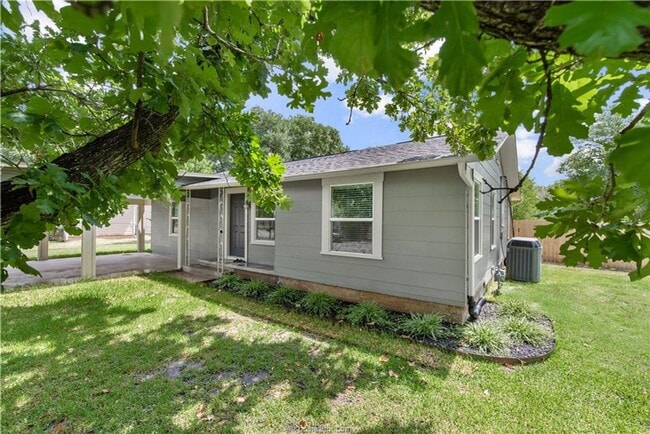 Photo - Available June 2026! Adorable 3 Bedroom Ho...