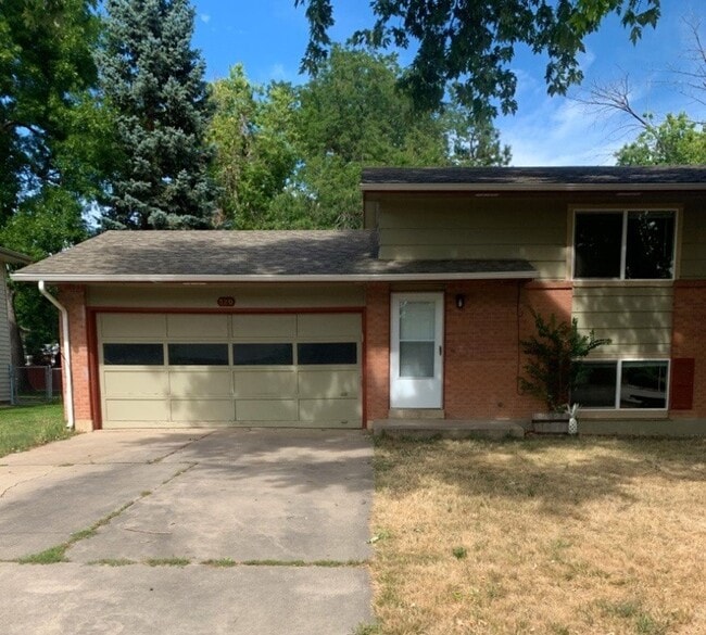 Building Photo - Mid-Town Single Family Home w/ Spacious Fenced Yard