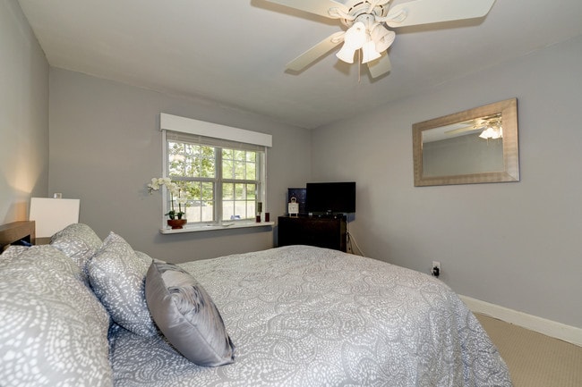 Bedroom - 1618 W Abingdon Dr Unit 103