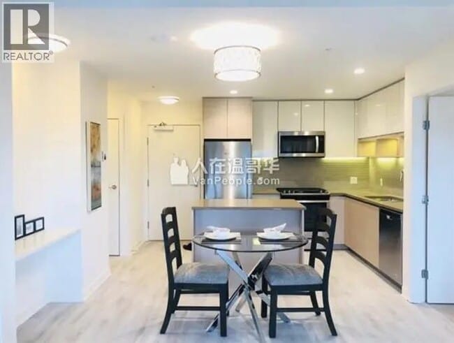 Photo - 8850 University Crescent Unité 312