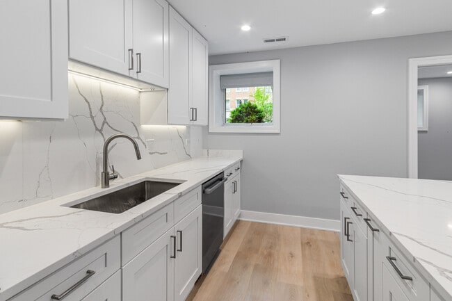 Photo - 935 W Winona St Unit GDNN