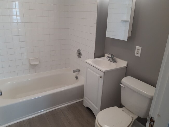 Photo - Beautiful 2 bedroom 1 bathroom house with fenced backyard