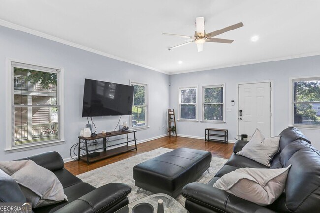 Photo - 687 Windsor St SW
