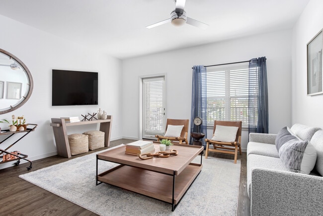 Áreas de estar abiertas y luminosas diseñadas para su estilo de vida. - Pine and Parker