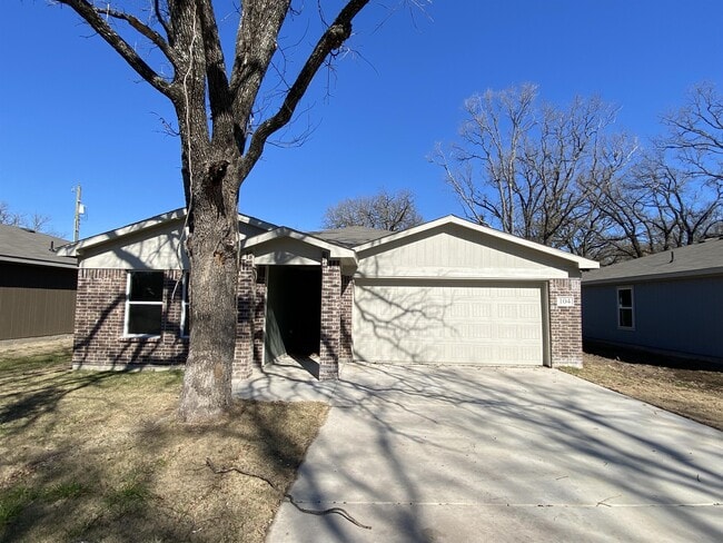 Building Photo - 104 Holiday Dr