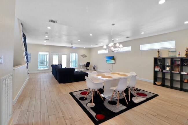 Photo - 3045 Clinton Dr