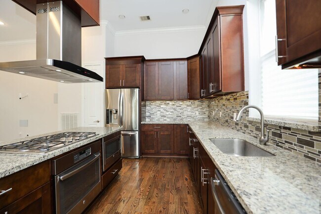 Photo - 2212 Stuart St