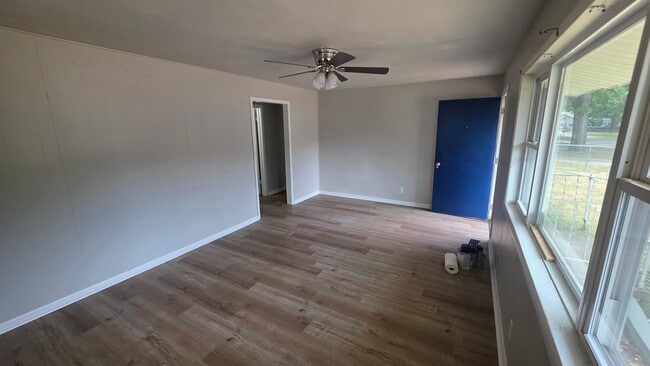 Photo - 210 Northside Ct