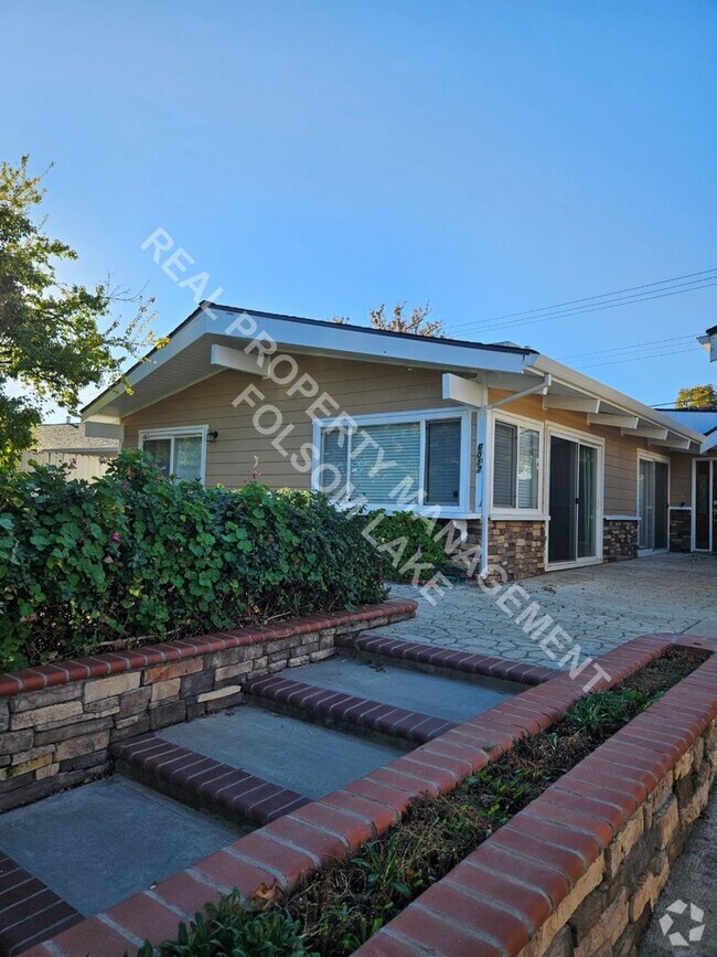 Building Photo - Furnished 4bd 3ba home with unique character