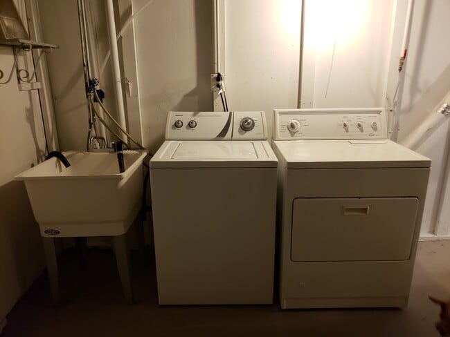 Lavadora/secadora en el sótano - 3044 Natchez Ave S