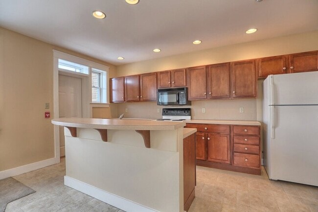 Building Photo - 353 W King St